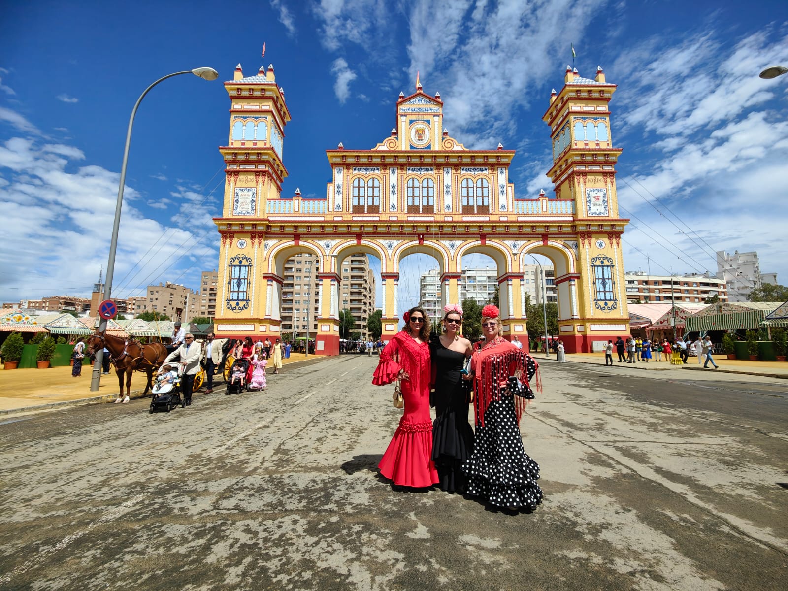 Nuestras amigas Carmen, Nina y Marta disfrutando del tour de la Feria de Sevilla en privado. Desde Barcelona a Sevilla